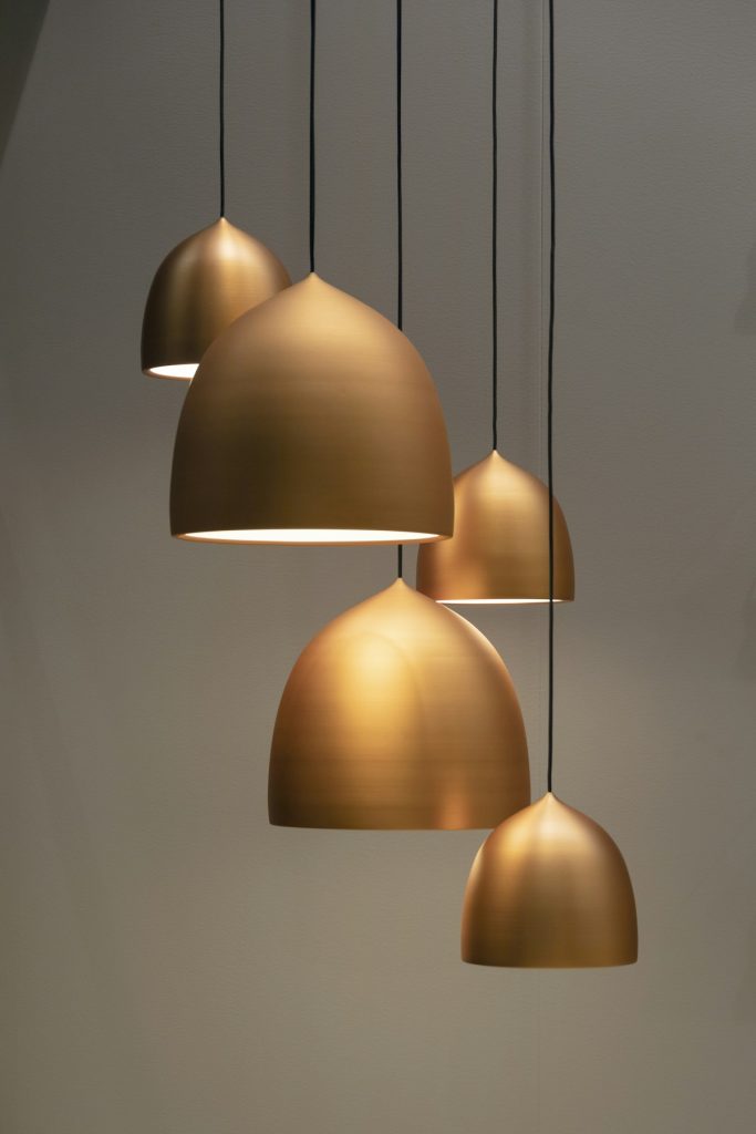Spotjes voor boven eettafel kiezen en combineren met een zwarte industriële hanglampen